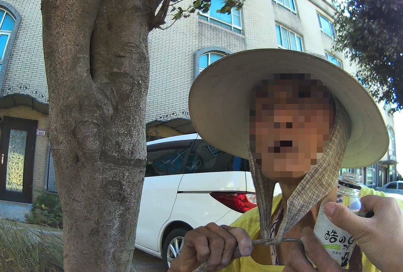 楊梅8旬婦車陣中徘徊險象環生 警耐心查身分助返家 S 84025470 0