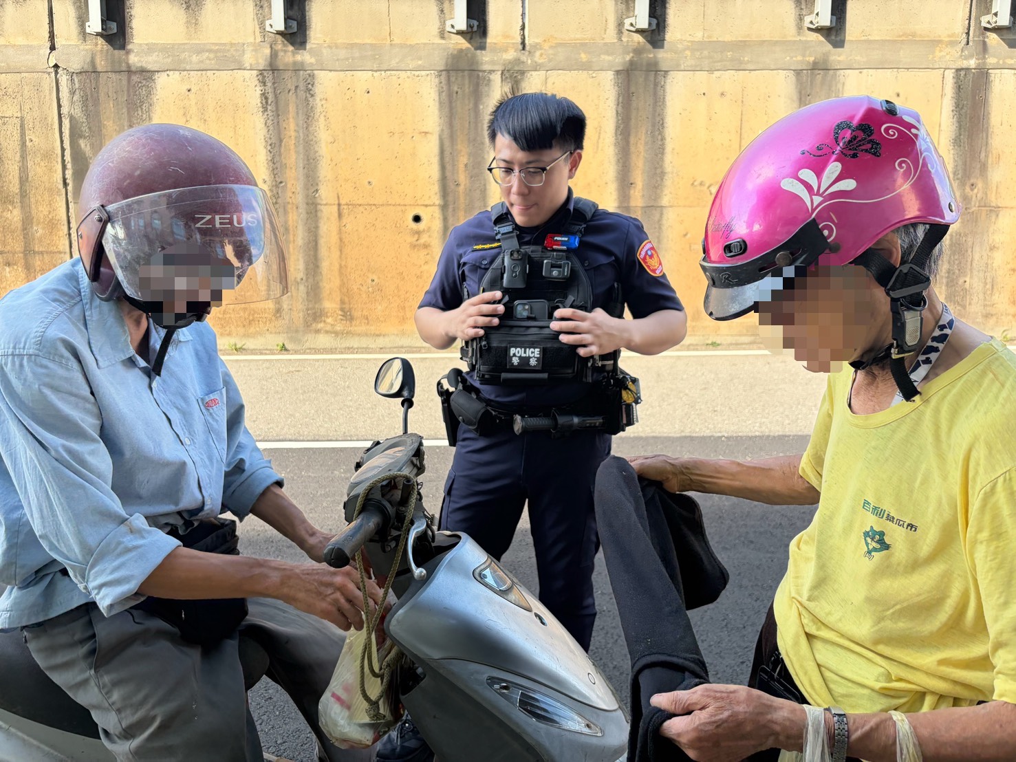 楊梅8旬婦車陣中徘徊險象環生 警耐心查身分助返家 S 84025468 0