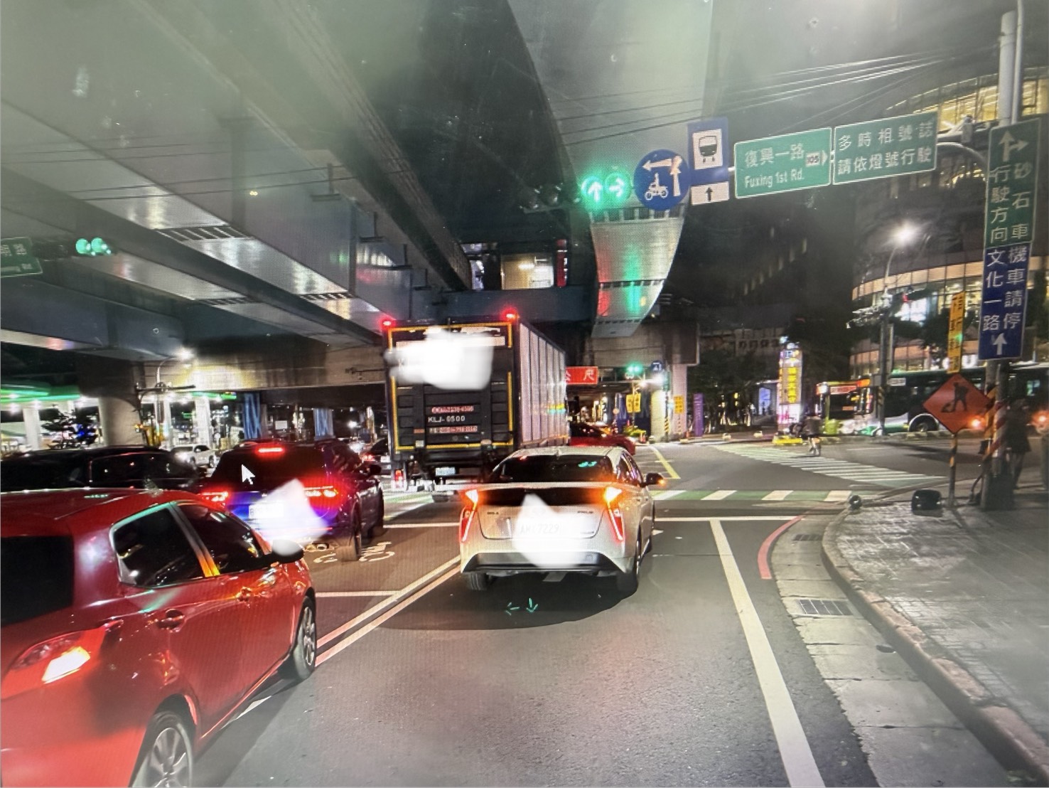 【有片】龜山機車遭大貨車猛撞!男童忍痛揮手求救 騎士重傷仍在觀察 S 89530503 0