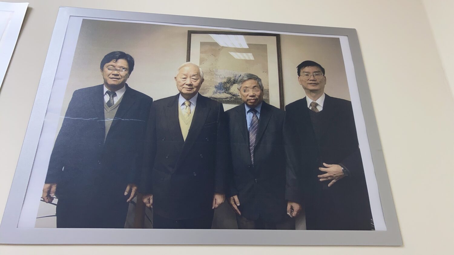 李偉裕(右一)為了取信準投資人,拿出與張忠謀(左二)的合照,並表示「張忠謀有拜託我事情」。(圖/民眾提供)