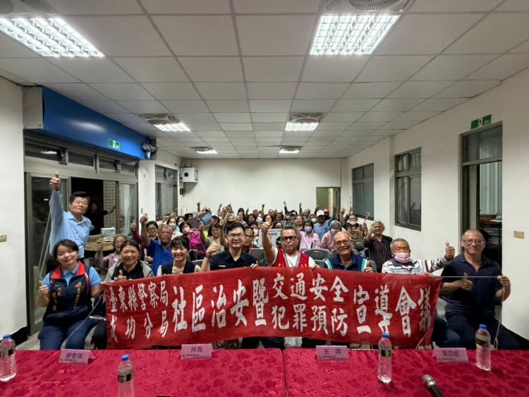 ▲成功分局透過社區治安會議不僅能深入了解地方需求,也能即時傳達最新犯罪預防與交通安全資訊,