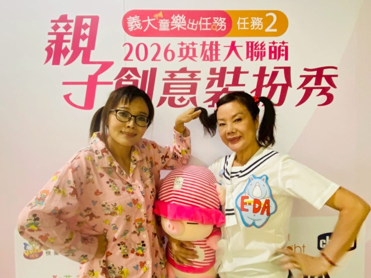 ▲女兒牽70歲媽媽登台變「小女孩」,義大親子秀成最暖畫面。