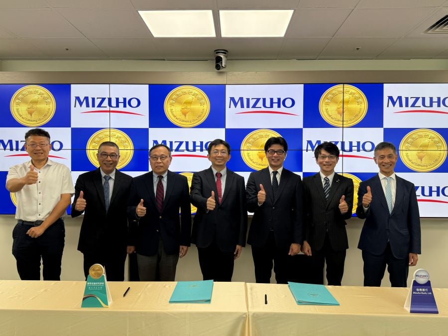 ▲左起高雄市政府經濟發展局專門委員顏紹宇、中山大學副校長暨國際金融研究學院院長郭志文、中華民國國際經濟合作協會理事長呂桔誠、中山大學校長李志鵬、瑞穗銀行支店長大西武仁、日本台灣交流協會高雄事務所副所長是枝憲一郎、瑞穗銀行部長林裕新。