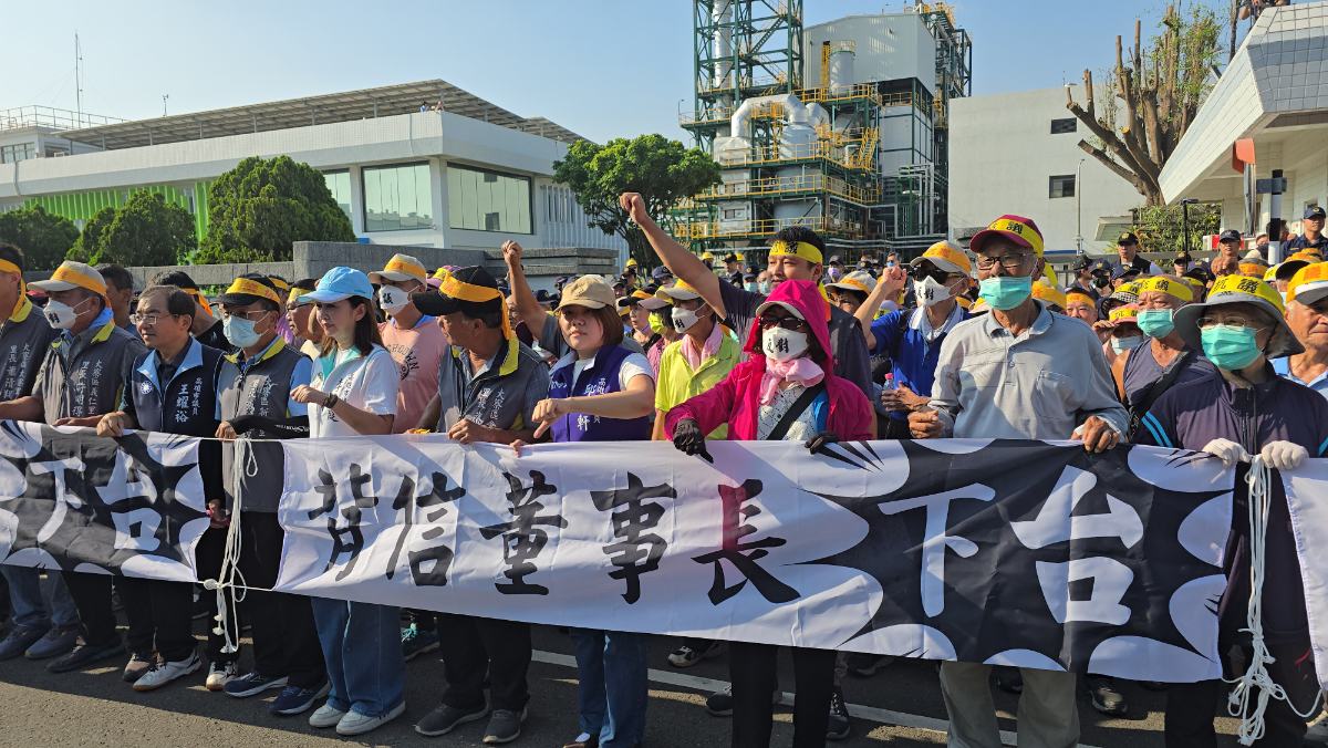 ▲可威取消3500萬回饋金,地方怒吼「蕭永達下台!」,大發工業區回饋金風暴擴大,近300里民怒圍可威!