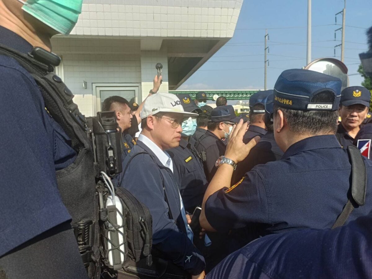 ▲可威公司董事長蕭永達於25日現身公司外抗爭現場，在警方戒護下與現場人士溝通協調，針對大寮回饋金爭議表達立場。（圖╱記者王苡蘋攝）