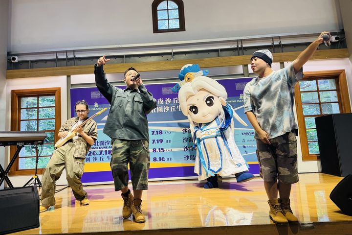 「新時代進香團」攜手「霹靂布袋戲」大偶-素還真,帶來精彩表演。 圖:東北角及宜蘭海岸國家風景區管理處/提供