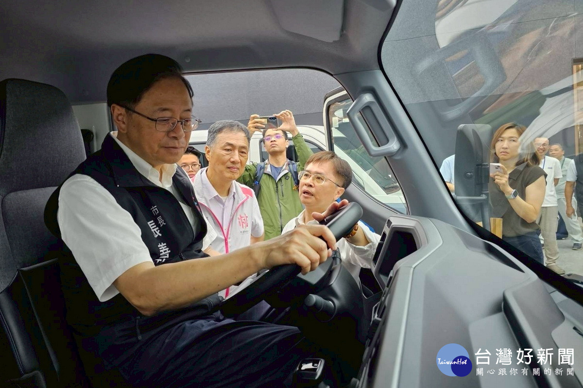 桃園市長張善政試乘中華汽車新式樣電動商用車。<br /><br />