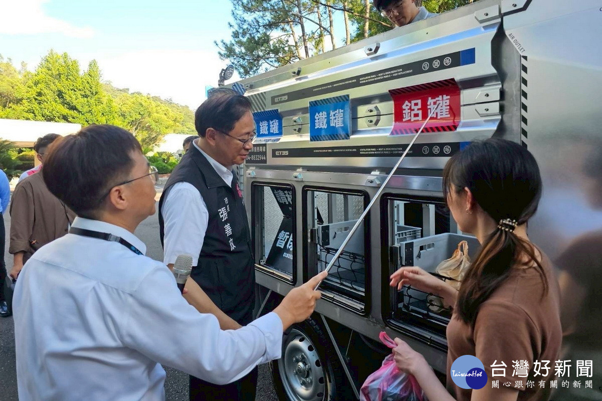桃園市長張善政聽取電動環保回收車設計概念說明。<br /><br />