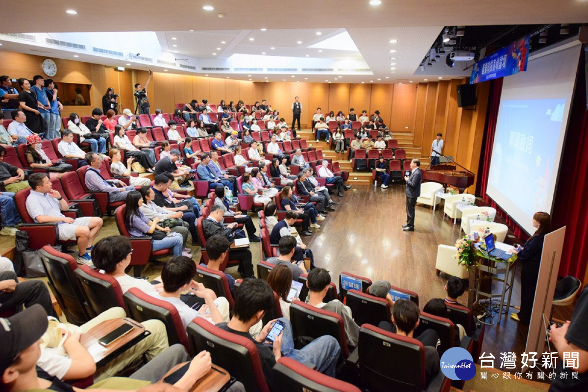 中原大學論壇現場交流熱絡，與會人員踴躍參與，展現各界對AI與產業轉型議題的高度關注。<br /><br /> <br /><br /> 