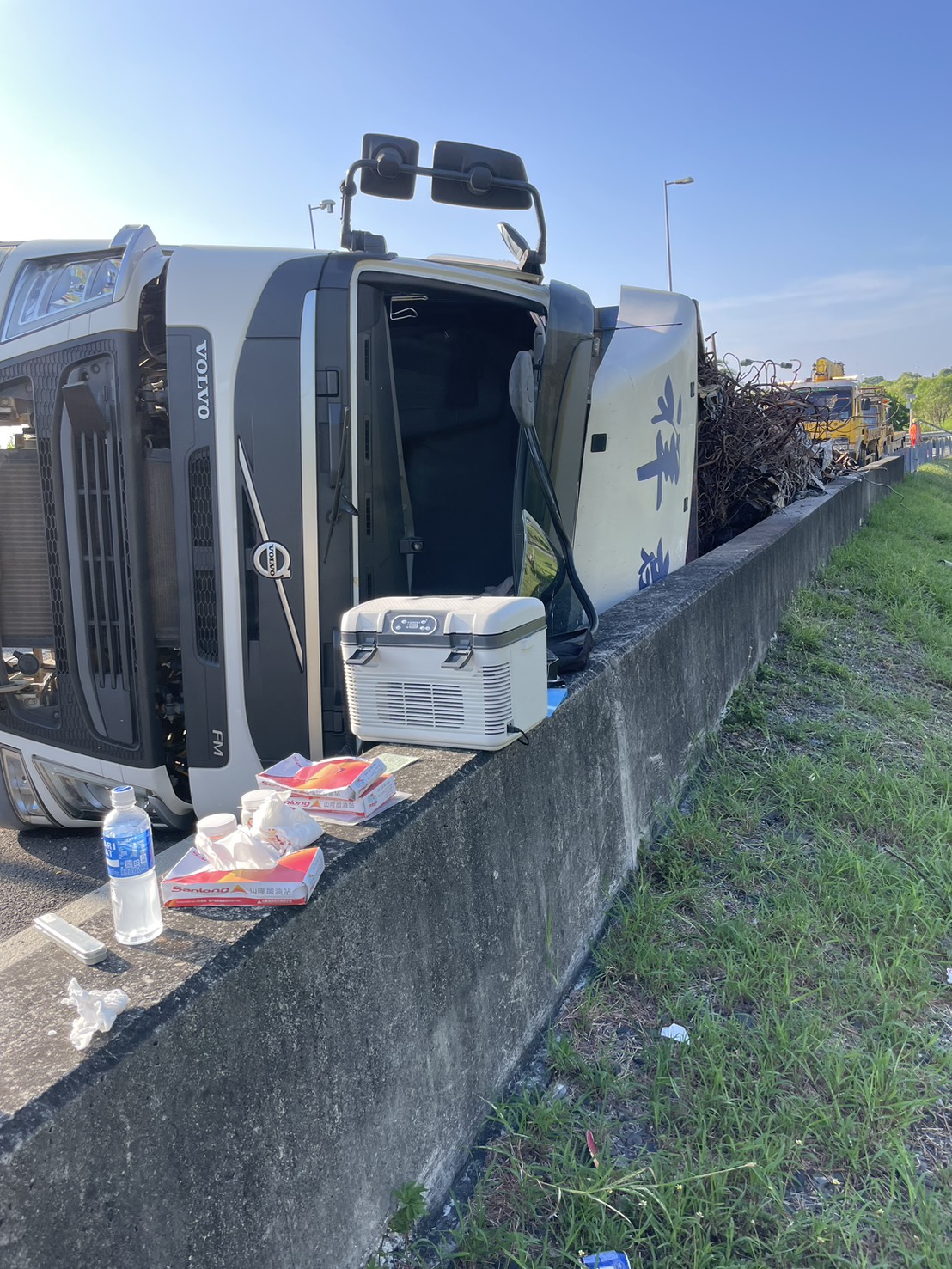 國3南州交流道清晨事故！貨車自撞翻車　拖吊車急清現場