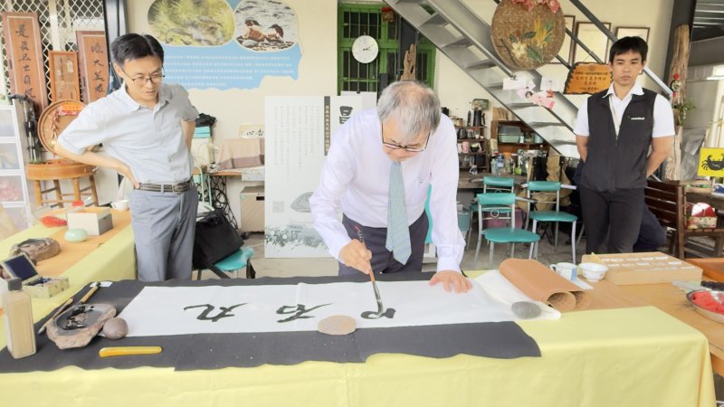 教育就是要把「頑石」點頭 鄭部長在萬巒題字