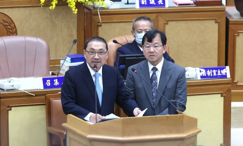 調增6項里鄰工作費 新北最高增至118萬元 49 《圖說》市長侯友宜與民政局長林耀長答覆市政總質詢情形。〈民政局提供〉