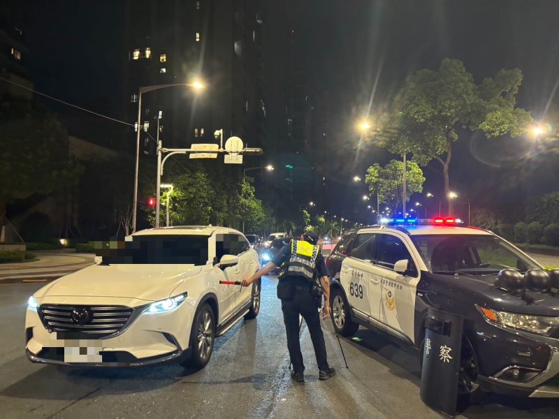 捍衛夜間安寧 中和警強力掃蕩非法改裝車 50 《圖說》中和警為防制改裝噪音車輛深夜擾民及危險駕車情事,加強非法改裝、噪音擾人及交通違規車輛加強攔查取締。〈中和分局提供〉