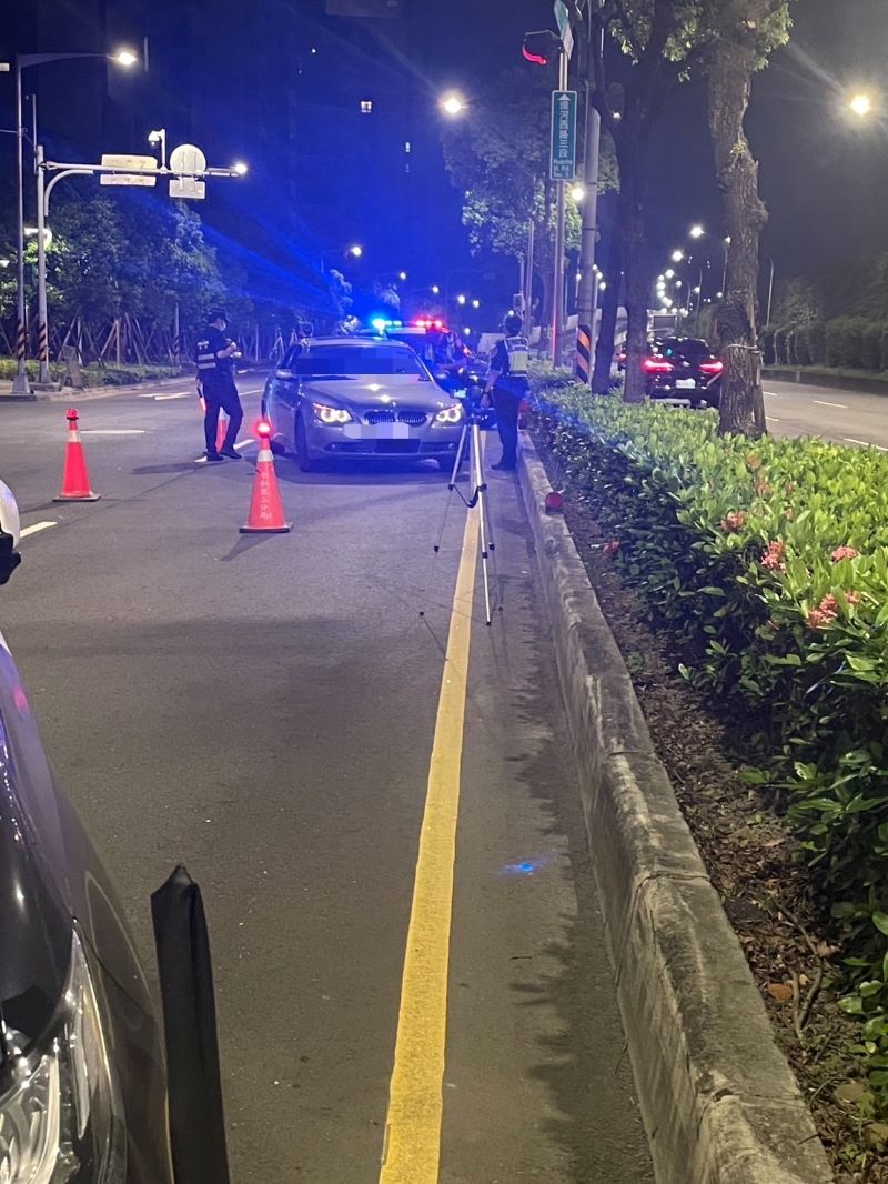 捍衛夜間安寧 中和警強力掃蕩非法改裝車 52 《圖說》中和警強勢執法作為提升取締量能,遏止非法改裝與危險駕車行為,積極回應民眾對居住安寧及交通安全之期待。〈中和分局提供〉