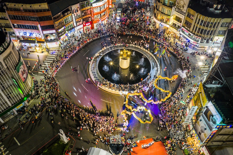 「城隍夜巡-夯枷解厄」,榮獲「2026旺旺中時台灣旅遊大賞」為期一個月的票選活動之「漫步台灣」特色活動獎項。(圖/嘉義市政府提供)