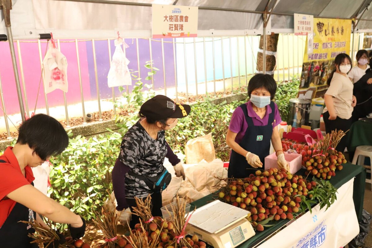 大樹區農會農友展售清晨現採的優質玉荷包，果實色澤鮮亮、飽滿誘人。(圖 / 資料照片）