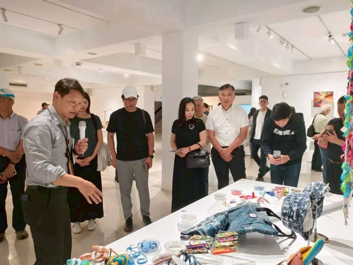 臺灣工藝設計中心設計組許峰旗組長 (左一) (照片 / 相信閱讀提供)