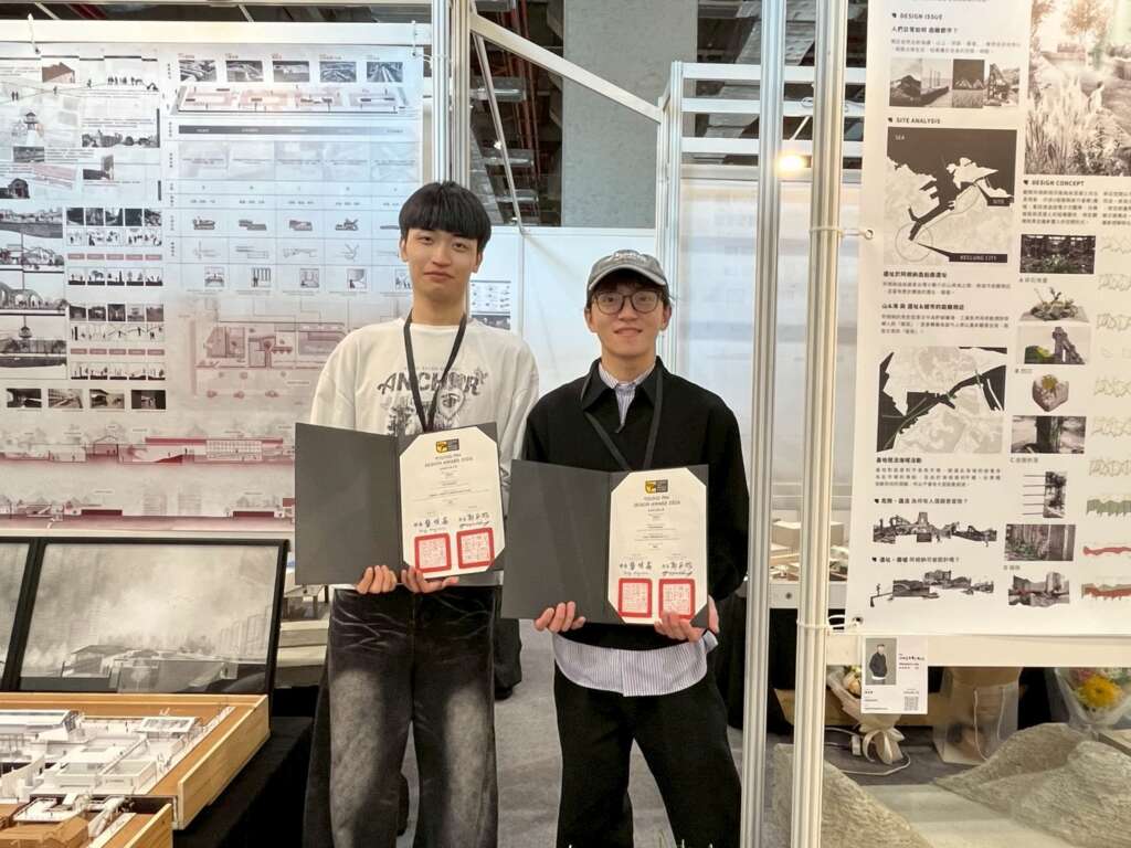 ▲大葉大學空設系大四生邱家凱(左)與戴銓慶(右)獲頒2026金點新秀設計獎。（圖／記者林明佑翻攝）
