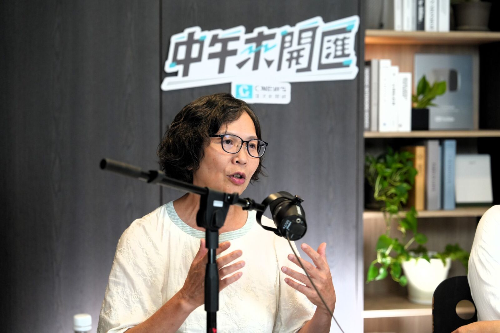 中午來開匯/至少跟魏平政來一次「內參民調」 蔡壁如笑稱:廟裏擲筊也可以 188 中午來開匯/至少跟魏平政來一次「內參民調」 蔡壁如笑稱:廟裏擲筊也可以 187