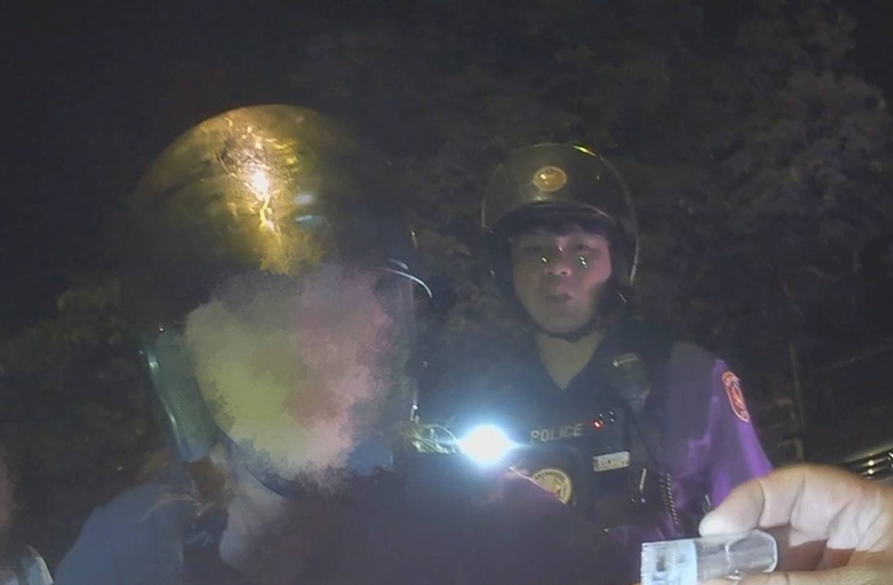 通緝犯超商躲警被逮 朋友到場幫忙竟因藏毒同進警局 236 cnews204260526a15