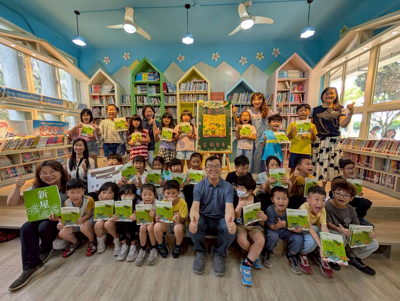新屋社子國小學童「與作家王文華有約」 由書本走向真實對話 社子國小07 與王文華老師開心大合照 0 0