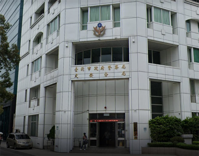 北市大安分局瑞安派出所此刻正遭檢調搜索中。(記者徐煜勝翻攝)