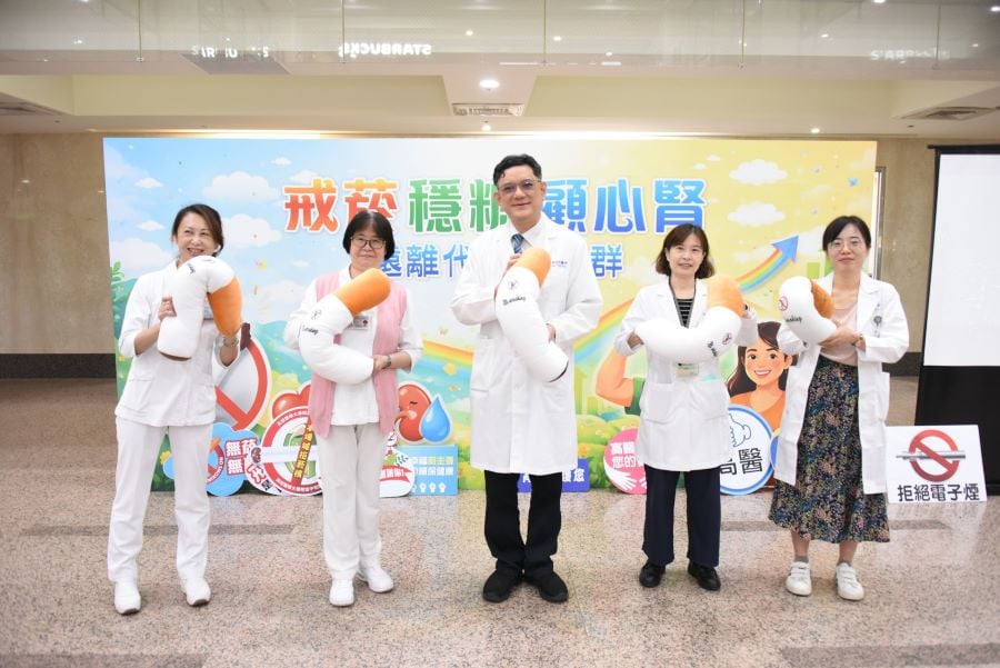 ▲高醫於啟川大樓一樓大廳舉辦戒菸週活動，並結合糖尿病與慢性腎臟病的衛教。