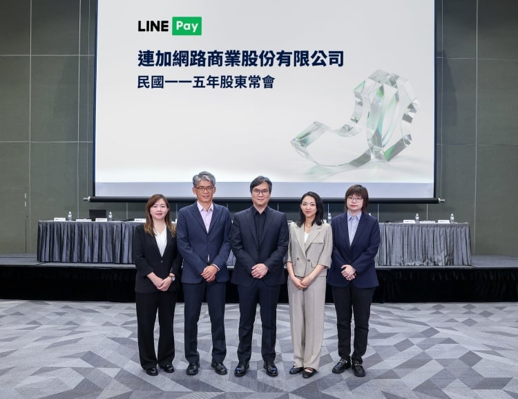 ▲LINE Pay董事長丁雄注(中),率領子公司連加電子支付4月份自結財報單月亦已轉虧為盈。