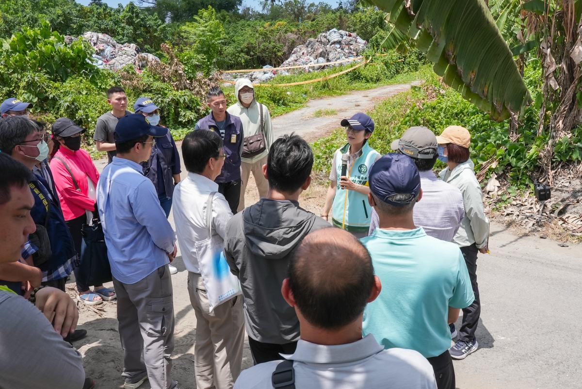 ▲大樹高灘地廢棄物沉痾未解,立委林岱樺、市議員黃飛鳳攜手跨部會會勘限期清運。