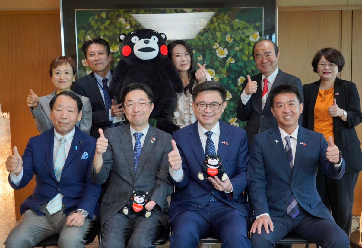 ▲賴瑞隆率團拜會木村敬,雙方以「高雄熊」與「熊本熊」象徵台日友好情誼,並就半導體產業合作、城市交流及科技發展深入交換意見,與會貴賓合影。