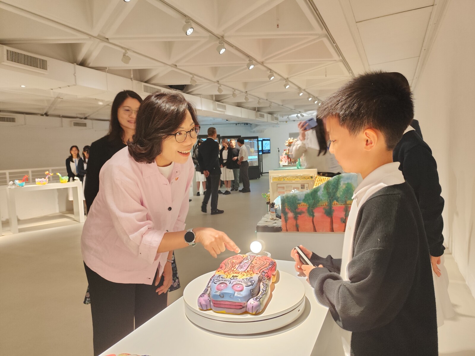 AI 科技重塑古董之美：翁祐中學舉辦「張宗憲 AI 數碼古董珍玩藝術設計比賽」