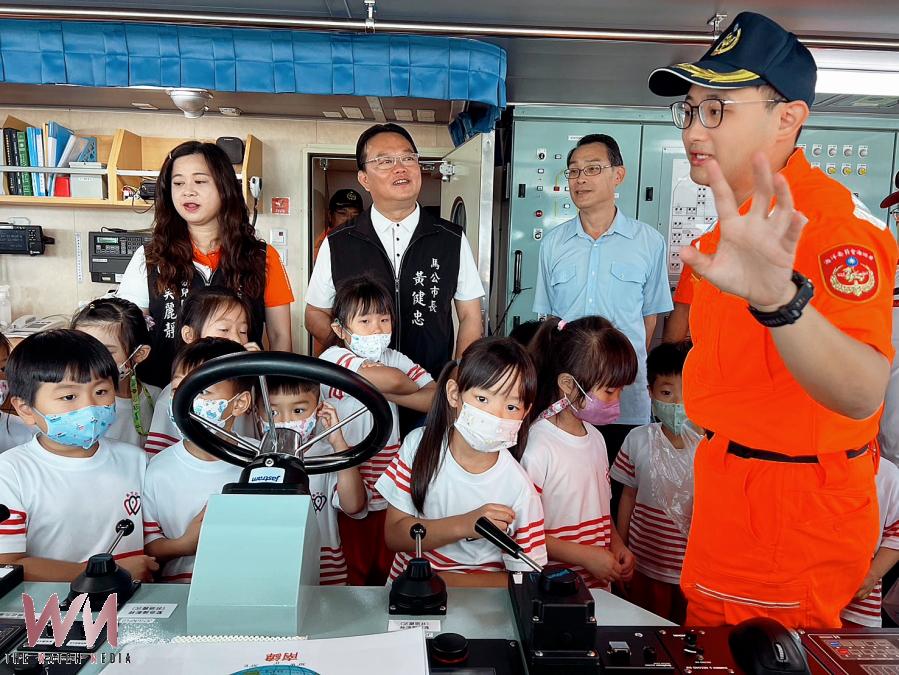 馬市幼學童登艦體驗海巡第一線勤務  連江艦化身海上教室