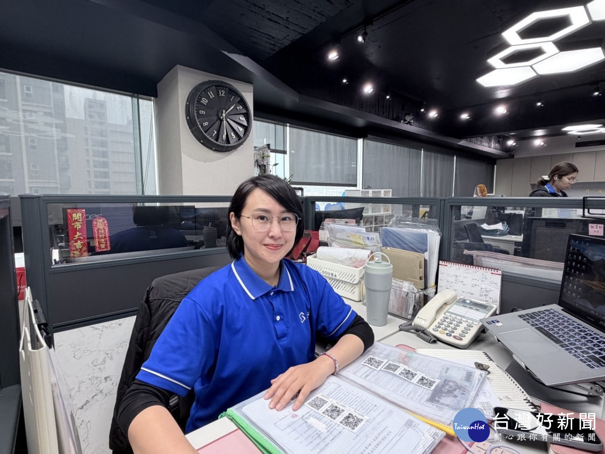 全職媽媽施宇亭透過參加職訓考取證照，順利復出職場，投入包租代管工作，開啟第二職涯。
