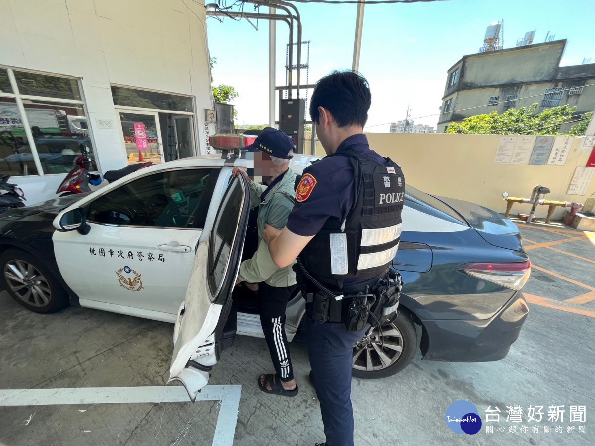 老翁外出購物返家迷途，楊梅警協助人車平安返家。