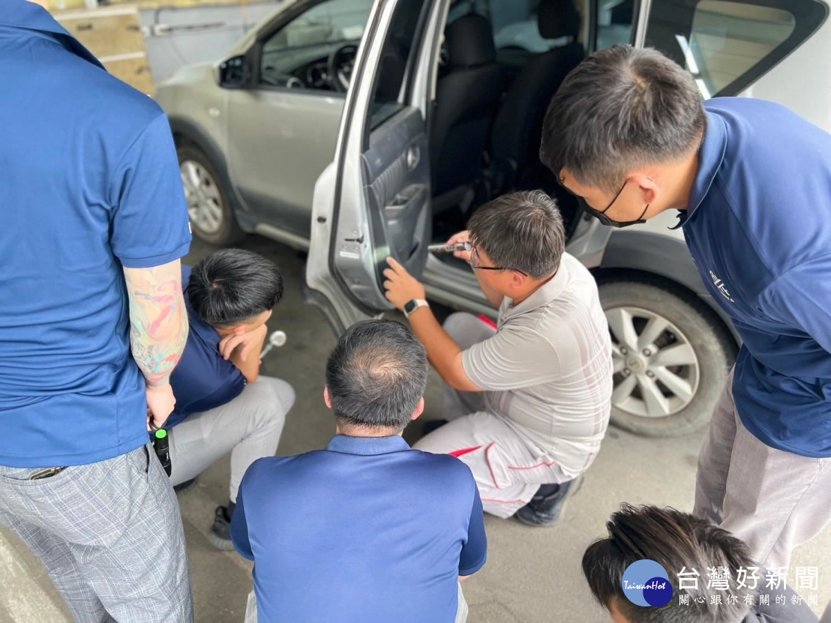 學員針對汽車構造鑑別進行受訓。<br /><br /> <br /><br />