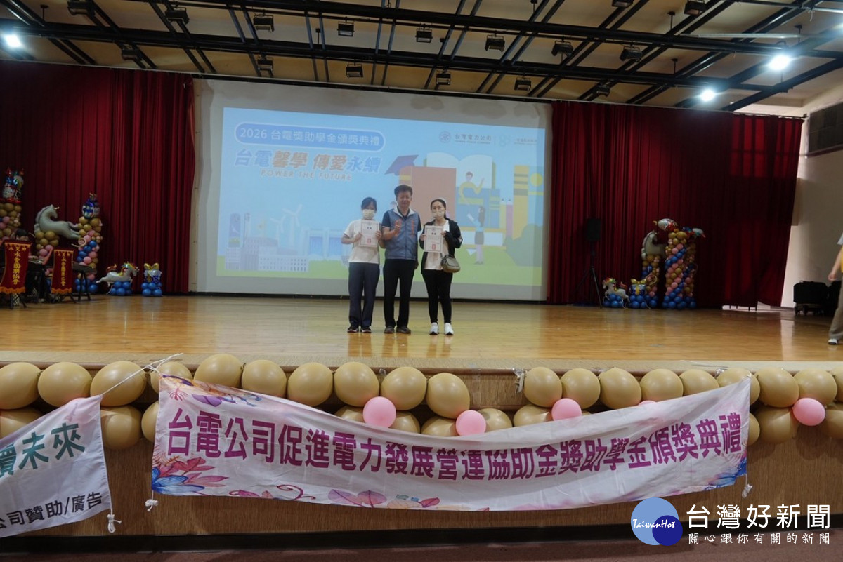 水里鄉長葉銘豐與會恭喜得獎學子。<br /><br /> <br /><br /> 