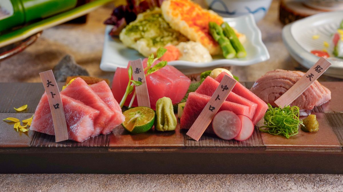 圖/《本鮪玩味御膳》本鮪盛合一次呈現赤身、中腹、大腹與稀有腦天,透過不同色澤與油脂分布,展現黑鮪魚各部位的口感與香氣差異。(頑味餐飲提供)