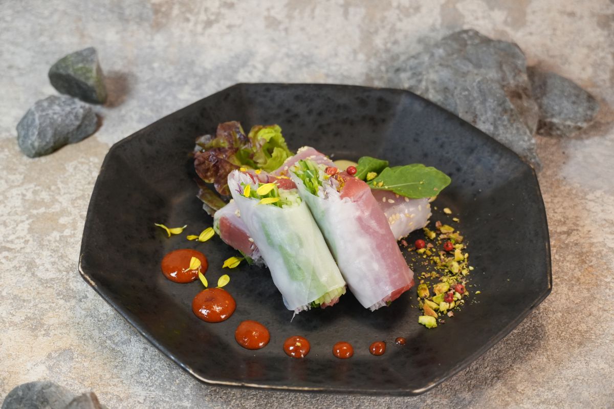 圖/鮪魚生春捲以清爽蔬菜搭配鮪魚鮮味,活動期間來店消費點選任一套餐,可享半價加購優惠,為初夏鮪魚季增添輕盈口感。(頑味餐飲提供)