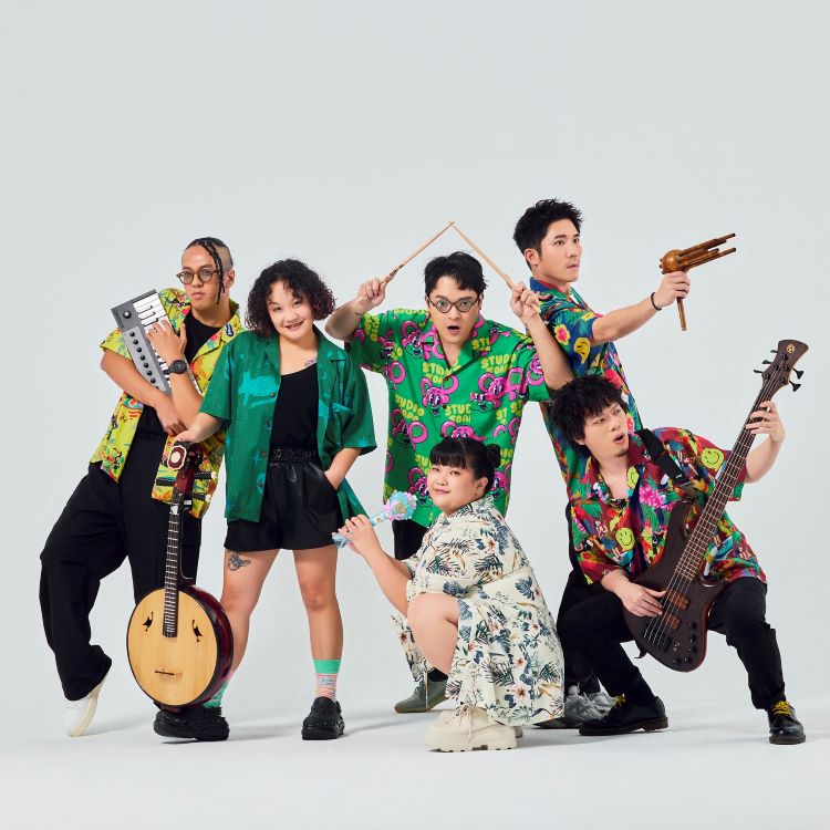 臺法8組音樂人齊聚 新北夏至音樂節6/20登場 43 《圖說》2026新北夏至音樂節6月20日至21日在新北市美術館戶外園區登場,A_Root同根生將於6月20日演出,為夏至音樂節揭開序幕。〈文化局提供〉