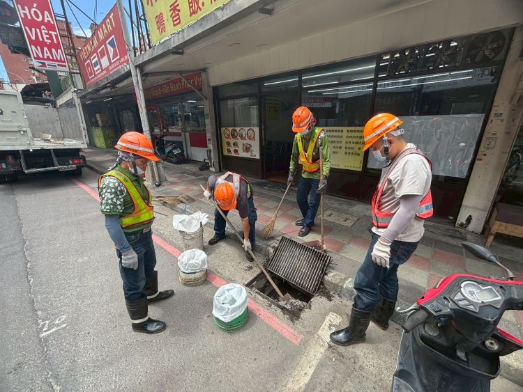 基北北桃聯手防疫治水 新北倡建鼠類監測標準、強化鶯歌溪治理 54 《圖說》清潔隊員清除側溝淤泥,避免油污淤積孳生老鼠。〈環保局提供〉