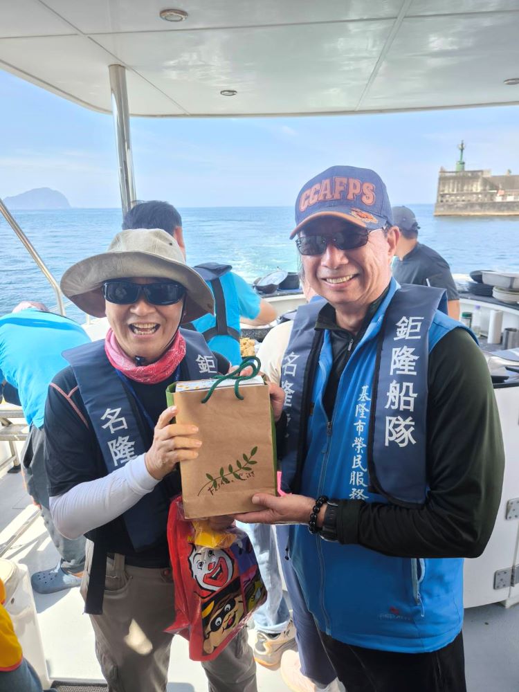 榮欣志工聯繫會報登基隆嶼 基隆榮服處知性之旅凝聚向心力 47 《圖說》方正處長(右)表揚114年度服務時數最高志工江有維組長。〈基隆榮服處提供〉