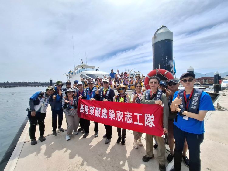 榮欣志工聯繫會報登基隆嶼 基隆榮服處知性之旅凝聚向心力 50 《圖說》方正處長(前排左5,灰色帽子)率同仁及榮欣志工快樂的出航,由鉅龍船舶公司專業團熱情引領。〈基隆榮服處提供〉