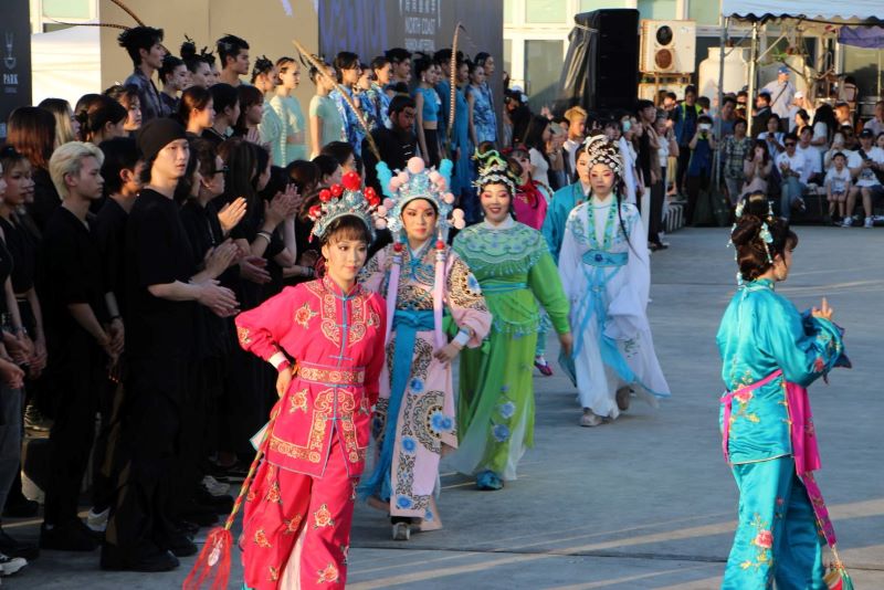 北海岸時尚藝術季獲國際肯定 侯:展現漁港多元新風貌 52 《圖說》北海岸時尚藝術季跨界結合傳統戲曲。〈農業局提供〉