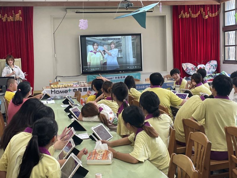 AI時代防詐教育向下扎根 鶯歌國中手機拍片倡識讀 62 《圖說》鶯歌國中「AI時代的防詐手機影像創作營」學生專注螢幕聽講。〈主辦單位提供〉