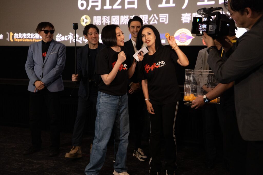 劉黛瑩曝「螢幕初吻」獻郭鑫 李㼈激烈虐戲舔臉羞辱男主角 51 %E7%89%B9%E6%98%A0%E6%9C%83%E7%8F%BE%E5%A0%B4%E7%94%B1%E7%94%B0%E9%BA%97%E5%92%8C%E6%9D%8E%E3%BC%88%E6%8A%BD%E5%87%BA%E5%83%B9%E5%80%BC24800%E7%9A%84GoPro Mission 1 Pro%E7%9A%84%E5%BE%97%E4%B8%BB 1024x683 1