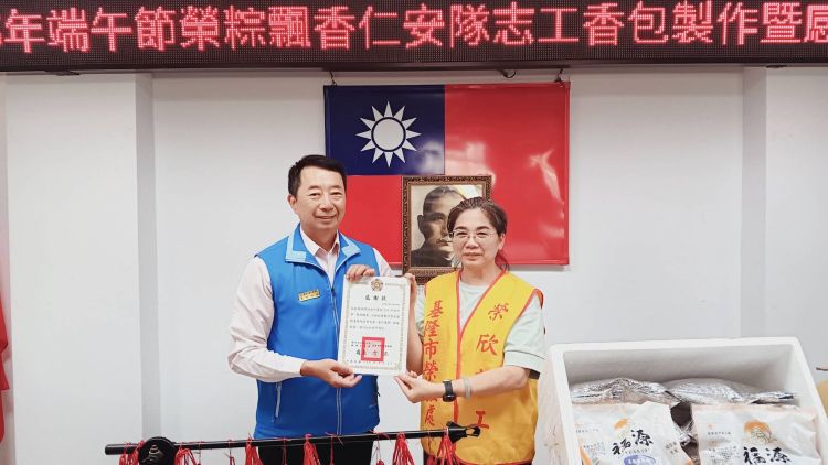 端午佳節關懷榮民眷 基隆榮欣志工手作香包送暖 47 《圖說》方正處長致贈林佩怡老師感謝狀及紀念品。〈基隆榮服處提供〉