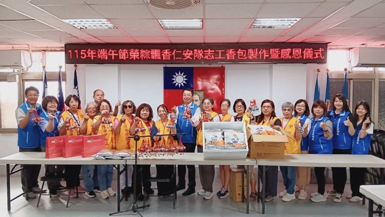 端午佳節關懷榮民眷 基隆榮欣志工手作香包送暖 48 《圖說》方正處長與榮欣志工們歡喜合影。〈基隆榮服處提供〉