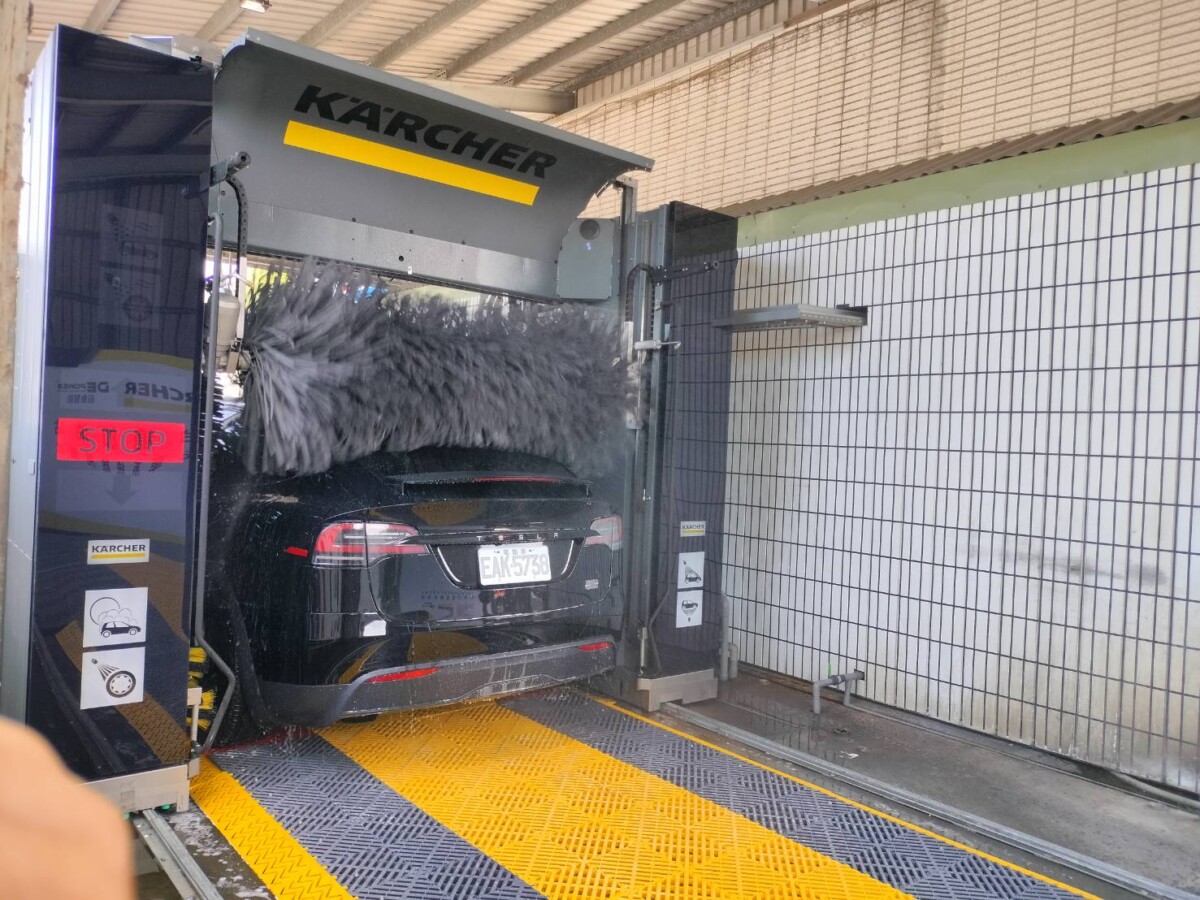▲凱馳CW 5龍門智慧洗車系統藉由強力水柱預洗和高生物分解清潔配方率先去除、軟化顆粒髒汙,第一步減少車體上的砂石後,再搭配K!Brush iQ偵測車型輪廓,以最貼合車型的角度清潔車體,同時採用CareTouch特殊科技泡棉溫和刷洗,深層去除髒污的同時兼顧車體保護。(記者 李堂安 翻攝)