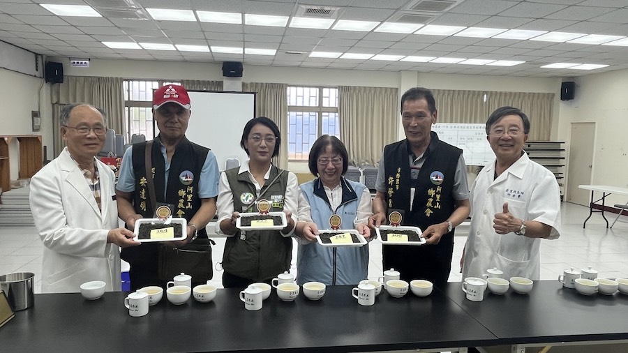 2026阿里山春季高海拔優良茶競賽,烏龍組特等獎由邱詩富獲得,金萱組冠軍獎由王宏誠獲得。(圖/嘉義縣政府提供)