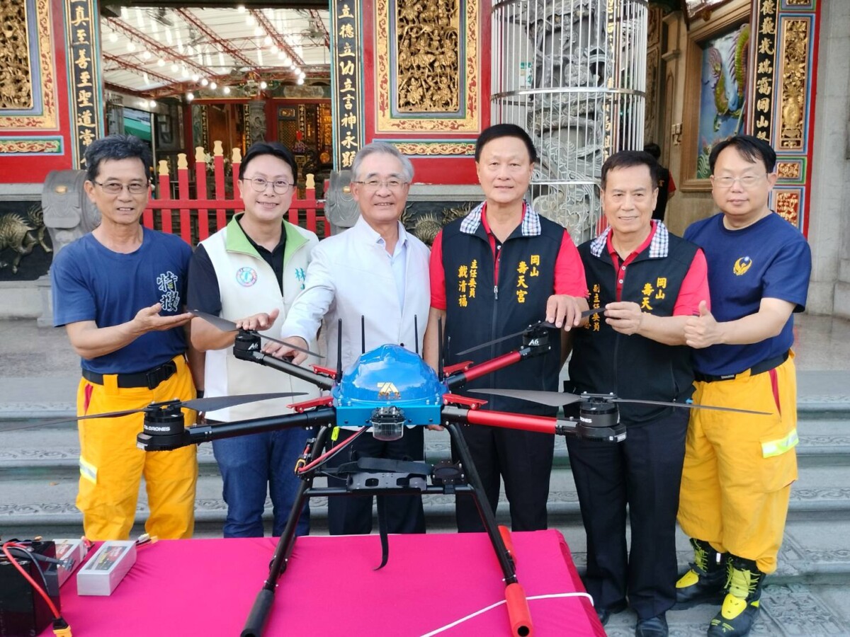 ▲岡山壽天宮贈高雄市政府消防局「遙控無人機」1組(記者 李堂安 攝)